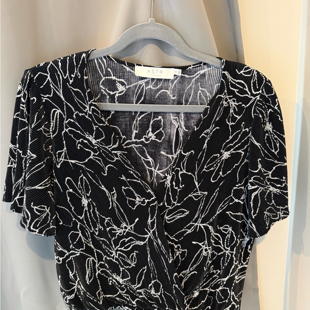 ASTR Black & White Floral Plise Wrap-Front Women’s Top